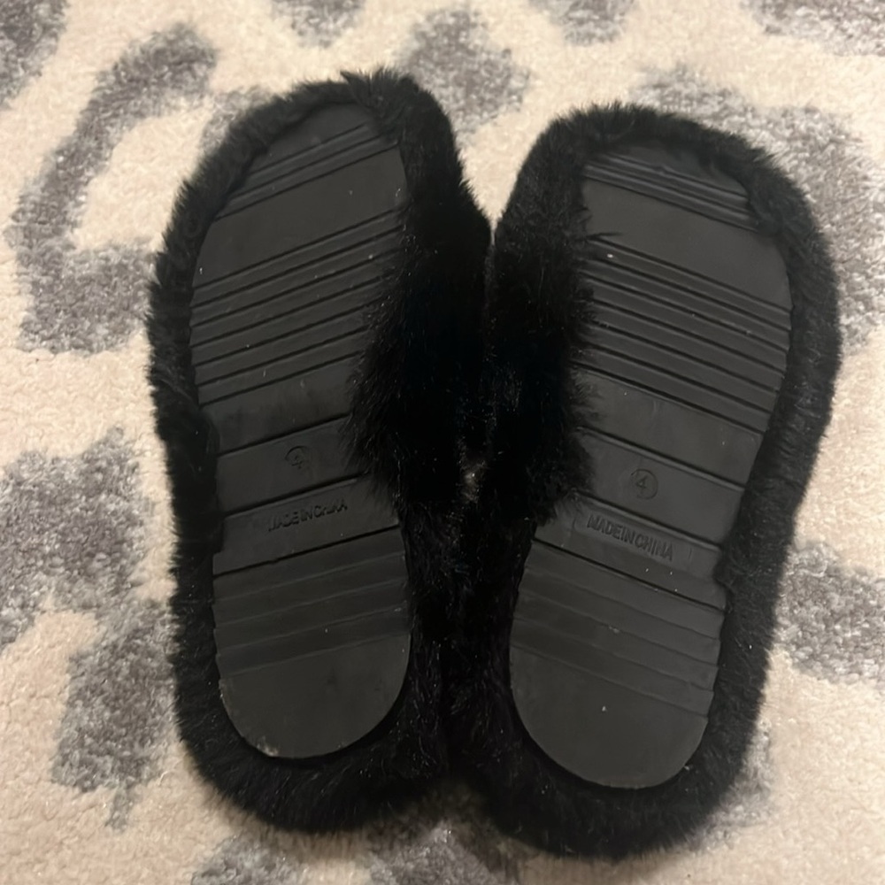 Black Plush Slippers with Chain Accent size 7 - Picture 4 of 4